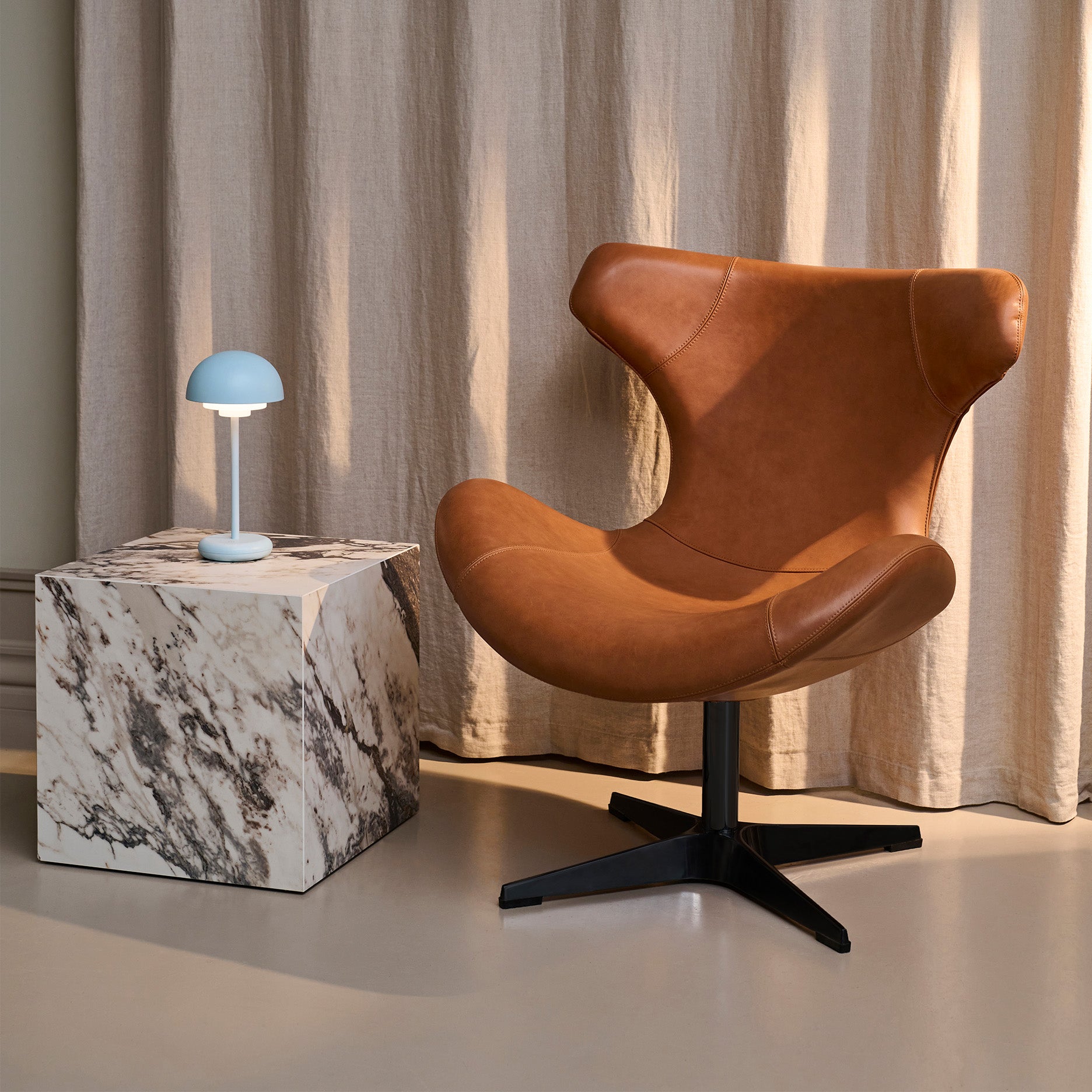 Kato Loungesessel Leder m. schwarzem Drehsockel